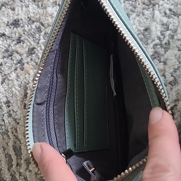 Handbag Butler Wristlet with charging port - Picture 4 of 9